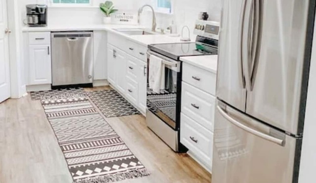 Spacious 5-bedroom cottage in fabulous Fairview with WiFi, AC