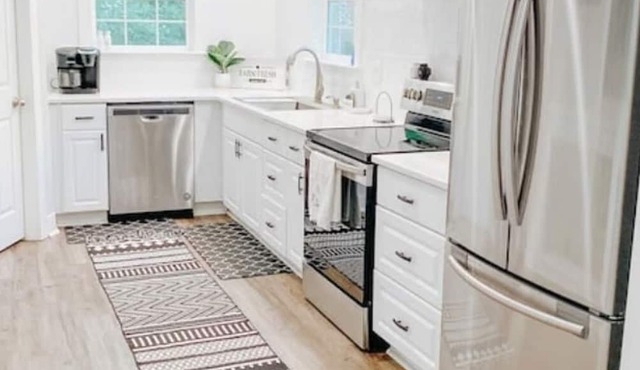 Charming 5-bedroom cottage with WiFi, AC in lovely Fairview