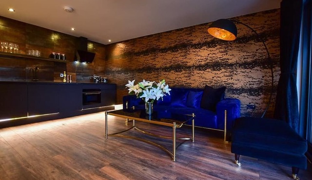 Wayside lodge with a private Hot tub