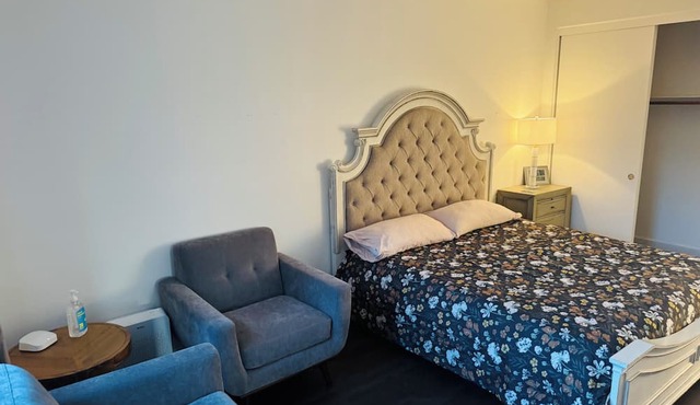 Charming 1-bedroom in a large house in fabulous Valley Center with WiFi, AC
