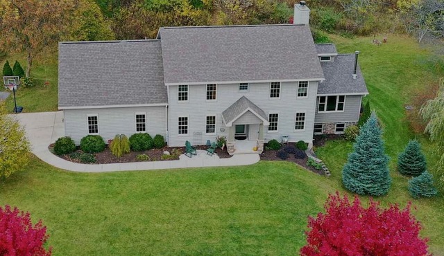 Spacious 6-Bedroom Retreat w/hot tub & peaceful scenery! Perfect for NFL Draft!