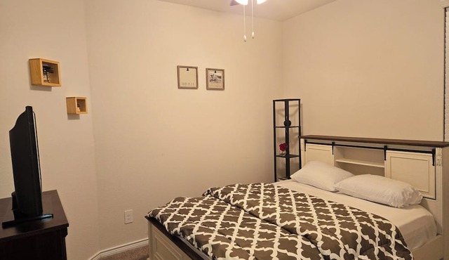 Charming 1-bedroom in a house with WiFi and AC in delightful Aubrey area.