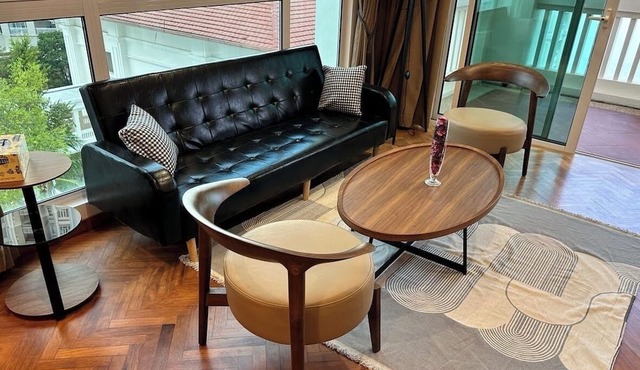 Sea view unit in Yacht Marina mall/waking distance to eateries grocery cafepub