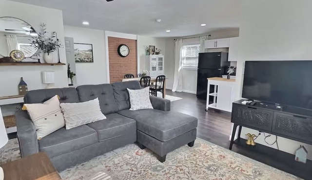 Chic 1-bedroom apartment with WiFi, AC minutes from Philpott Lake
