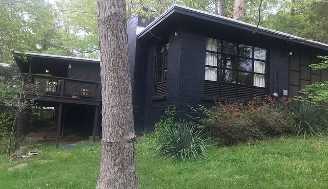 Rustic and restful 2-bedroom lake cabin in Cross Lanes with smart amenities.