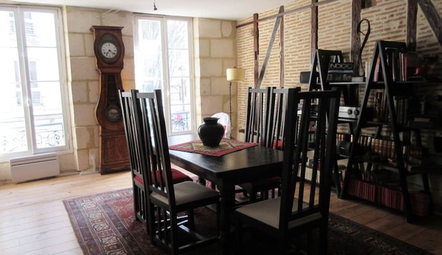 Atypical apartment + small courtyard, near Agen station and historic center