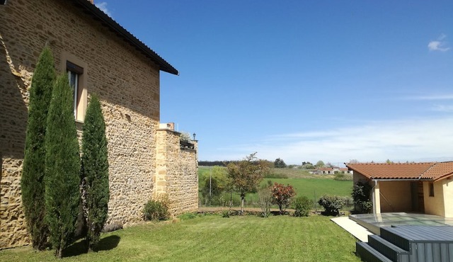 Golden stone house with swimming pool for vacations in southern Beaujolais near Lyon
