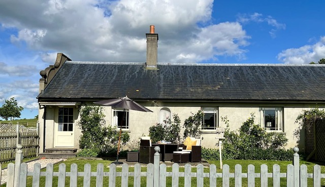 Maple Cottage - sleeps 4 guests in 2 bedrooms