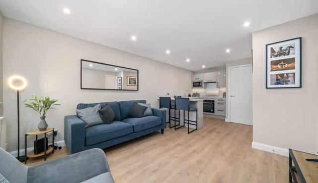 Stylish 2 Bed Property with Free Parking