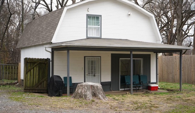 Cozy Guest Home with Multiple Beds, Get Away! Ideal location + Essentials.