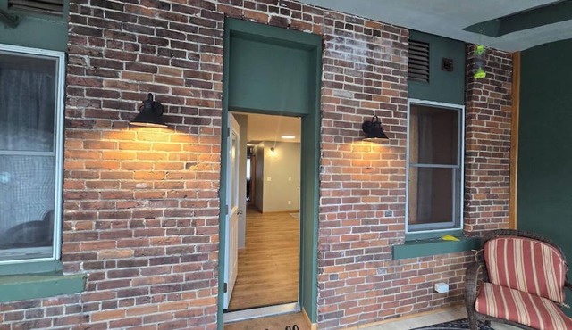 Apartment with WiFi above laundromat in Main Street in Lansing