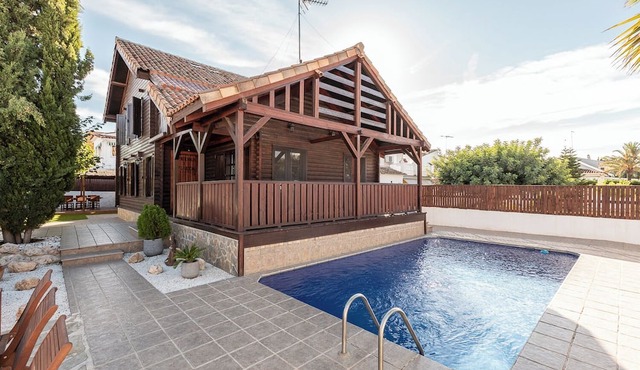 Wooden house with private pool, located in an emblematic place of Valencia.