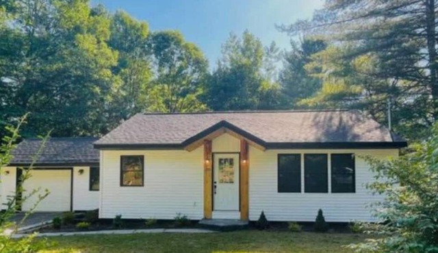 Adirondack Getaway-2 Bed 1BR w/bonus room-Located at the foot of the Adirondacks