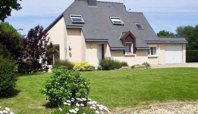 Cosy 3-Bed Retreat -Garden, Play Area, Bbq & Beach