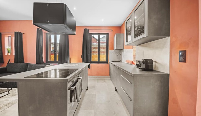 Fully renovated 1875 character house with private Jacuzzi and terrace.