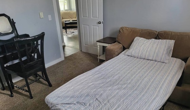 Pet Friendly apt Near WEC and Roberts Center