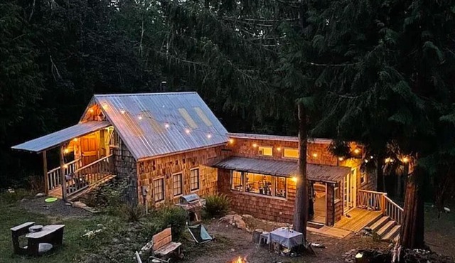 A perfect escape in the woods on the Hood Canal! Cabin, treehouse, camp sites!