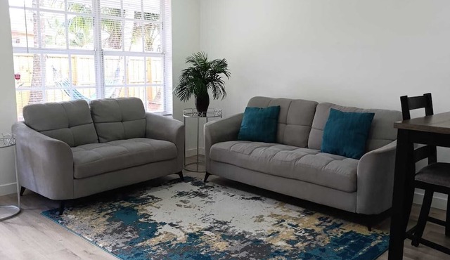 Cozy & Bright 2-Bedroom Apt Oakland Park Gem 15 Min to Beach & Pet-friendly