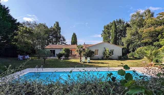 Villa with swimming pool and tennis court close to town center