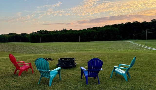 Charming 2-bedroom house in Harbor Country. 5 minutes from downtown Three Oaks
