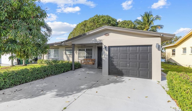 Lakefront 3BR Home in Tamarac – Peaceful Views & Cozy Comfort