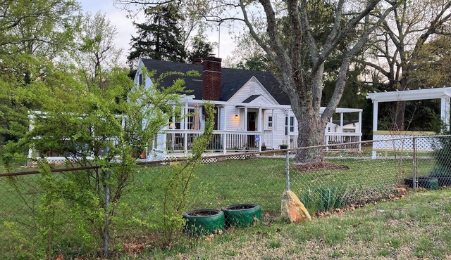 Charming 2-bedroom condo with AC, WiFi in lovely Greenville