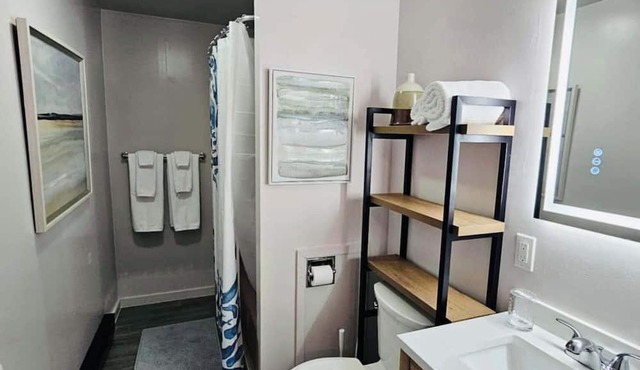 Modern 1-Bedroom Apartment with walkout deck