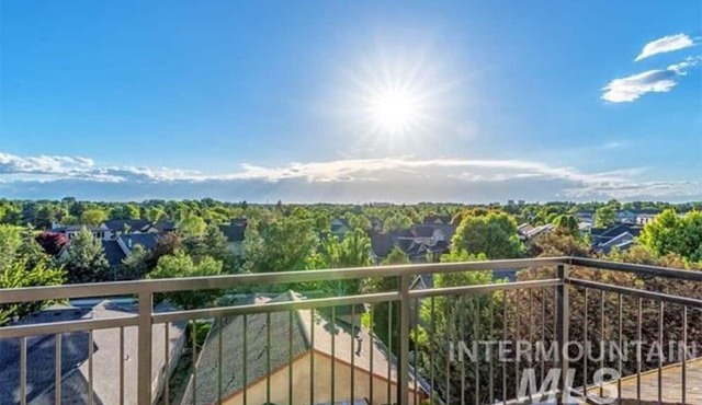 Spacious & Modern ~ Free E-Bikes ~ Pet-Friendly ~ Prime East End Location