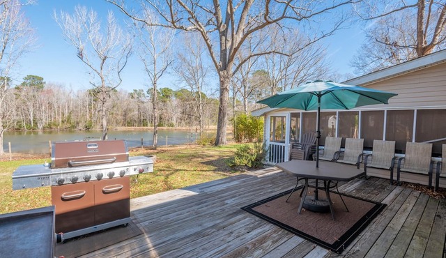 Reel Haven on the Water: Modern + Comfy Home!