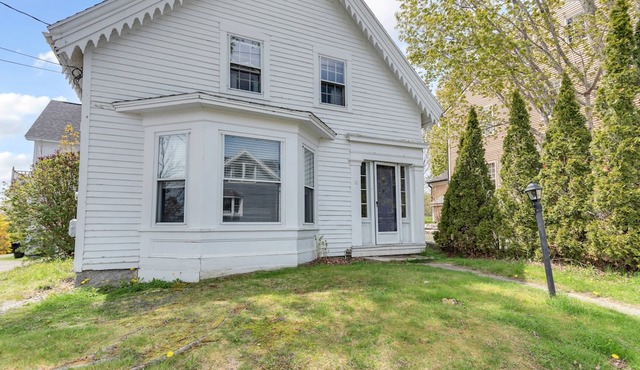 Walk to harbor & Main St shops/restaurants. Front unit of Castine village house.