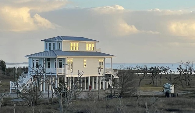 Private 8 acre waterfront property. New Construction 10 mins to Beaufort!