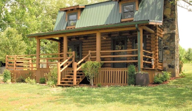 Cozy 1-bedroom cabin with AC, WiFi in charming Maryville