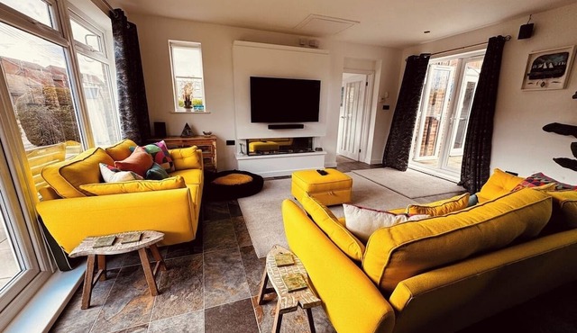 Lowestoft 2-Bed Bungalow with Hot Tub and Spa Pool