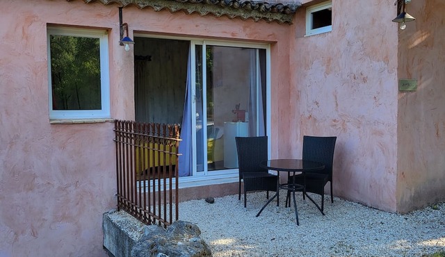 Chambre BAMBOU with terrace, private entrance, swimming pool and parking lot