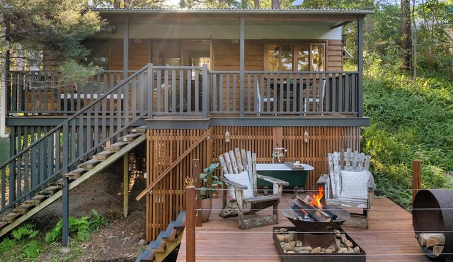 Rustic Cabin. Outdoor Bath. Pet Friendly.