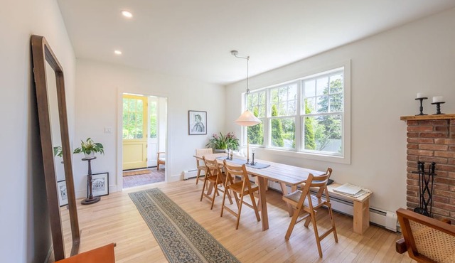 Renovated 3-bedroom house in Bellport Village with Pool