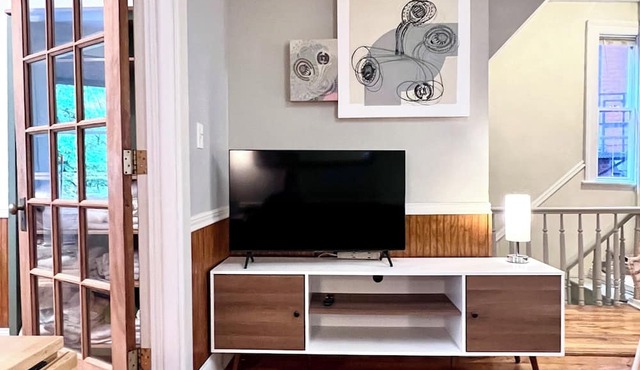 Beautiful large apartment, fast commute to NYC, Laundry, Parks!