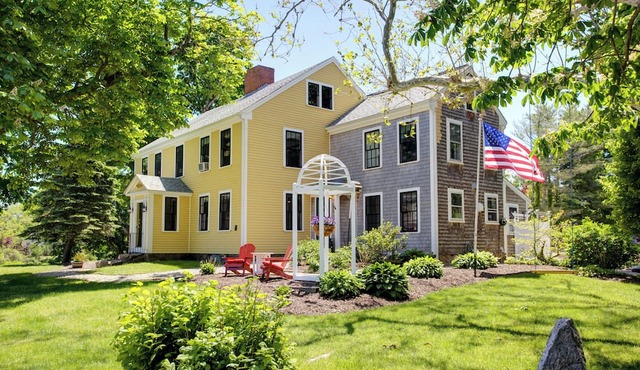 Gorgeous Old Farmhouse w/Spa Near Beach. Pet Friendly!