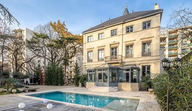 Unique and secret castle in Lyon Villeurbanne, Park & Pool