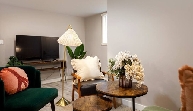 Cozy and Bright Renovated 2B Lower (private entry)