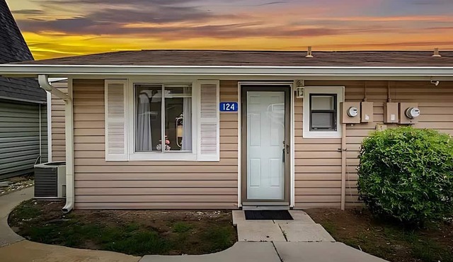 2 BR/2 bath Clermont cottage w/Heated Olympic Pool/basketball/lake access