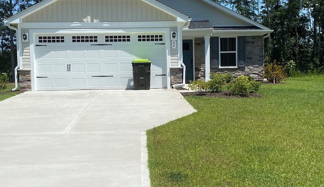 Charming 2-bedroom house in Tabor City with WiFi andAC. Covered Back Porch.