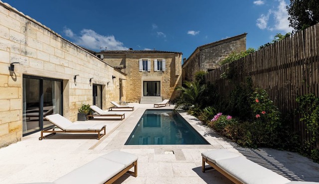 La Girondine - Pool, billiards, vineyards and estuary