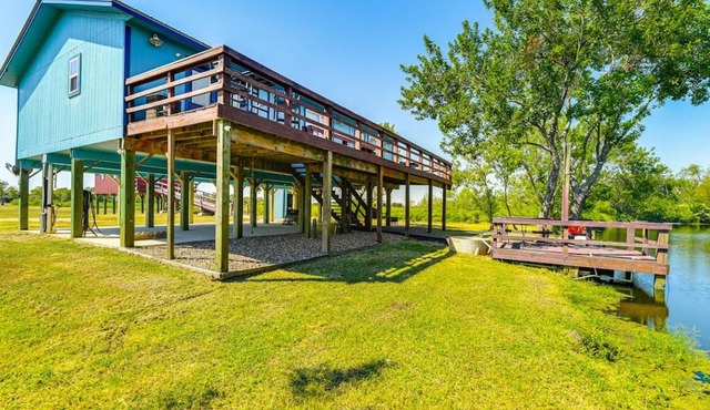 Bleu Bayou ~ Quiet Waterfront River Retreat w/Private Dock and Ramp