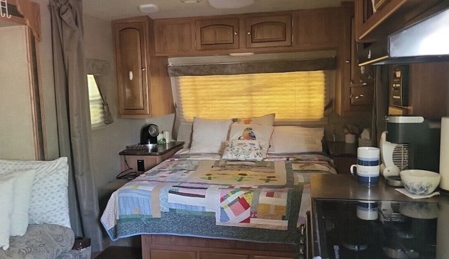 Cozy travel trailer minute walk to Lakewhite WiFi and AC in beautiful Waverly
