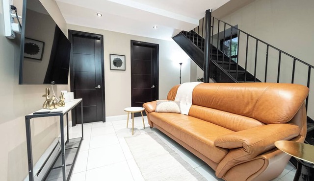 Spacious 4BR 2BA duplex apt with private patio & WD