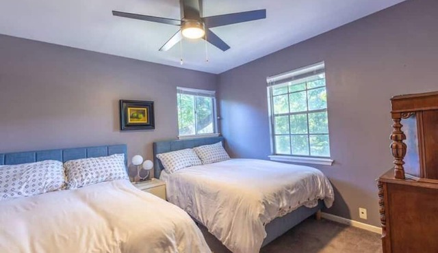 Huge 4 Bedroom MCM House, Walk to Downtown!