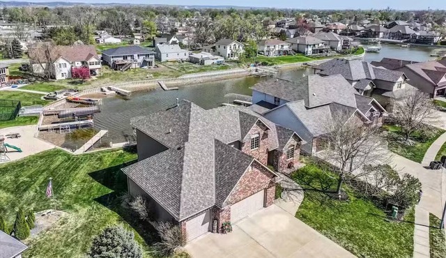 5 bed 3 miles to downtown Omaha and CWS. Hot Tub, Pool Table & Dart Board