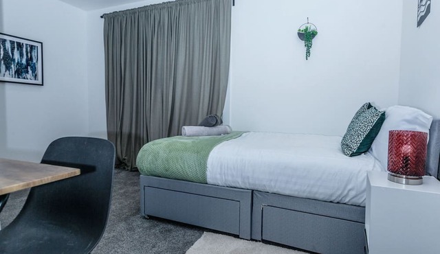 Spacious 5-bedroom house in Medway with WiFi