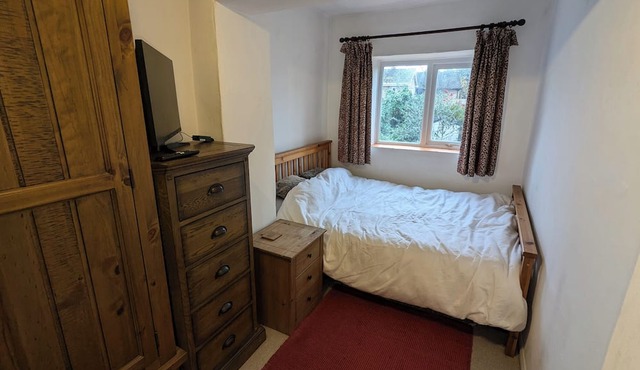 2-Bed cosy cottage in a quiet market town, south facing views